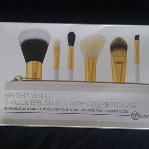 BH cosmetic brush